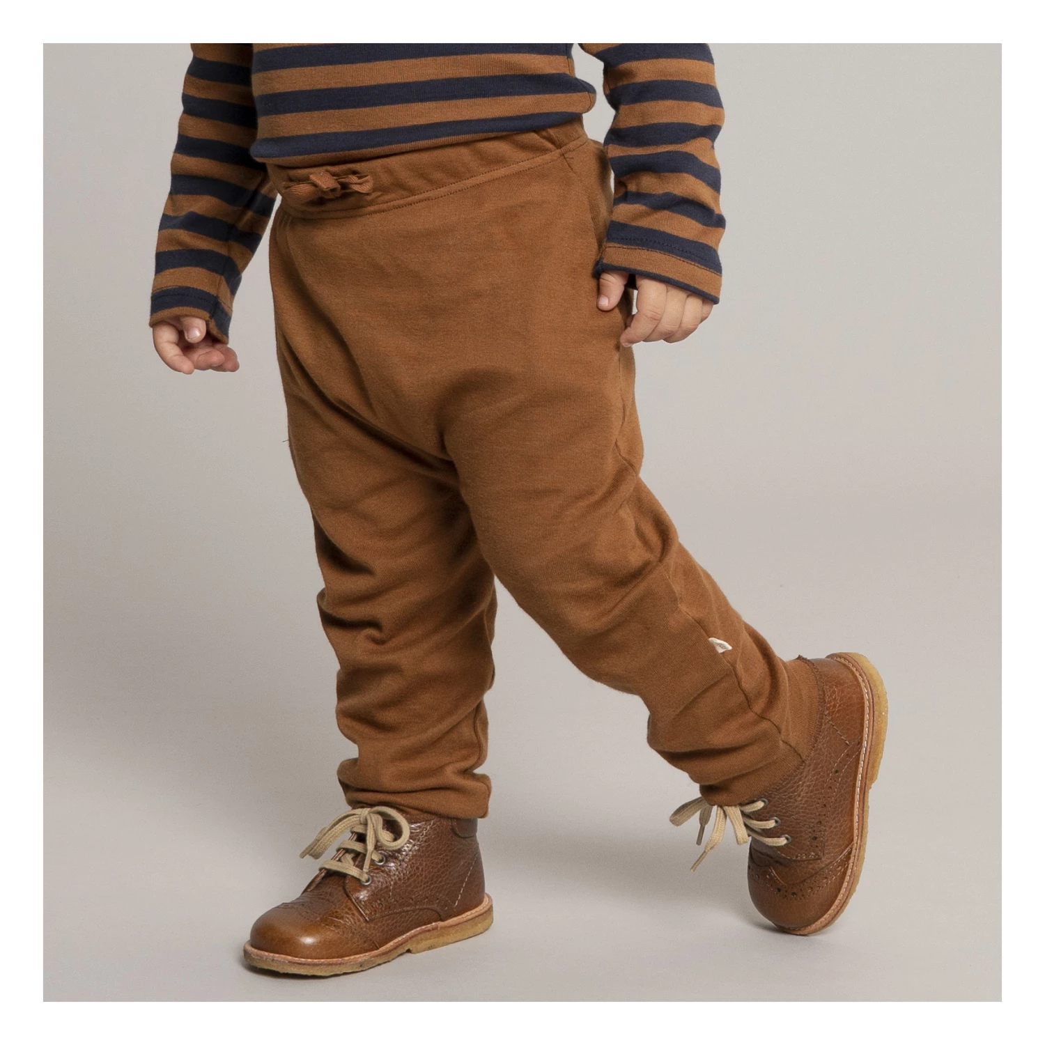 Outlet โค๏ธ Nordic Organic Cotton Joggers Camel Minimalisma Fashion Children ๐ฅ 2 Outlet โค๏ธ Nordic Organic Cotton Joggers Camel Minimalisma Fashion Children ๐ฅ - Image 2